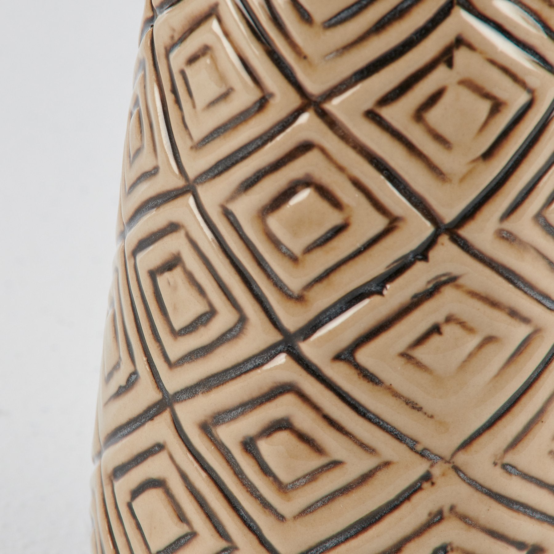 Charming Ceramic Natural Diamond Debossed Vase for Modern Home Accents