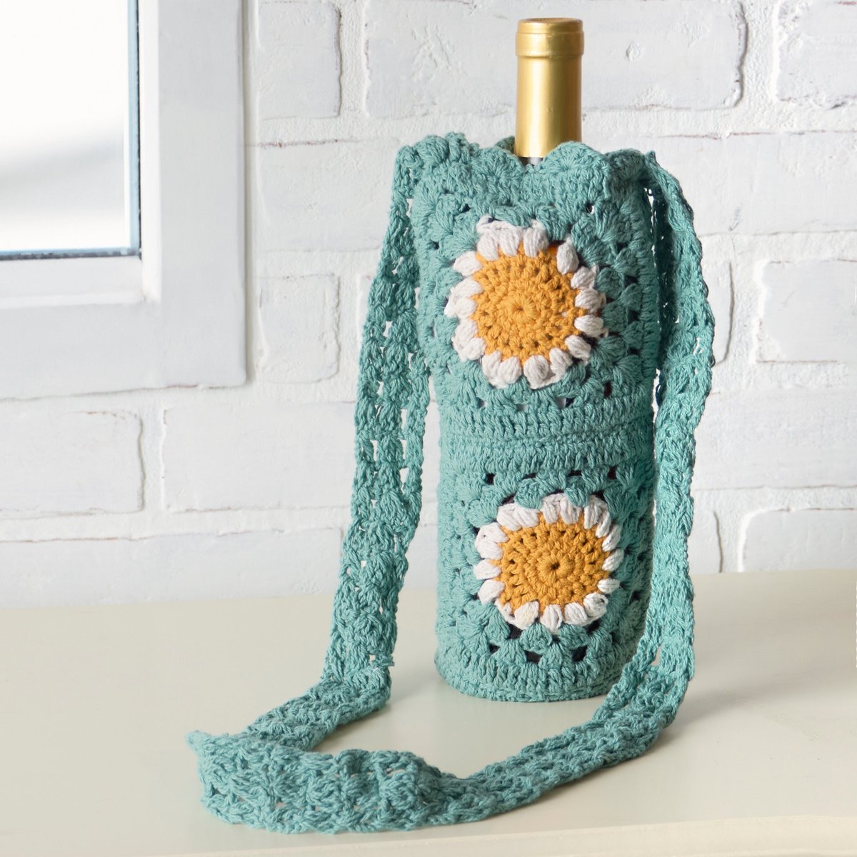 Charming Crochet Daisy Bottle Holder with Shoulder Strap for Wine & Water