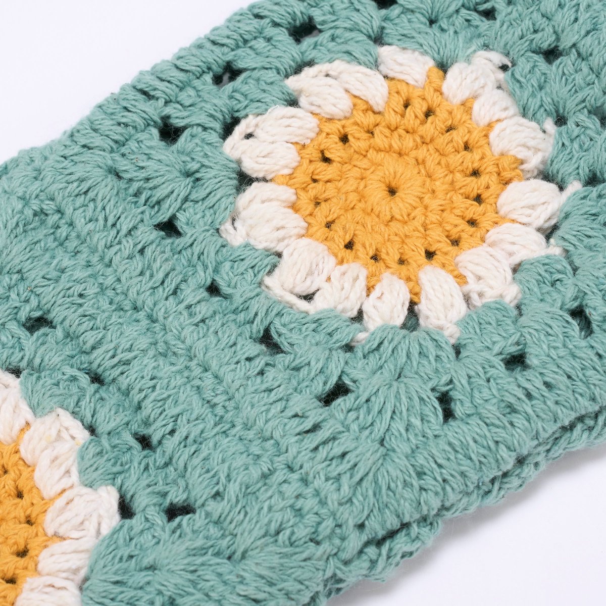 Charming Crochet Daisy Bottle Holder with Shoulder Strap for Wine & Water