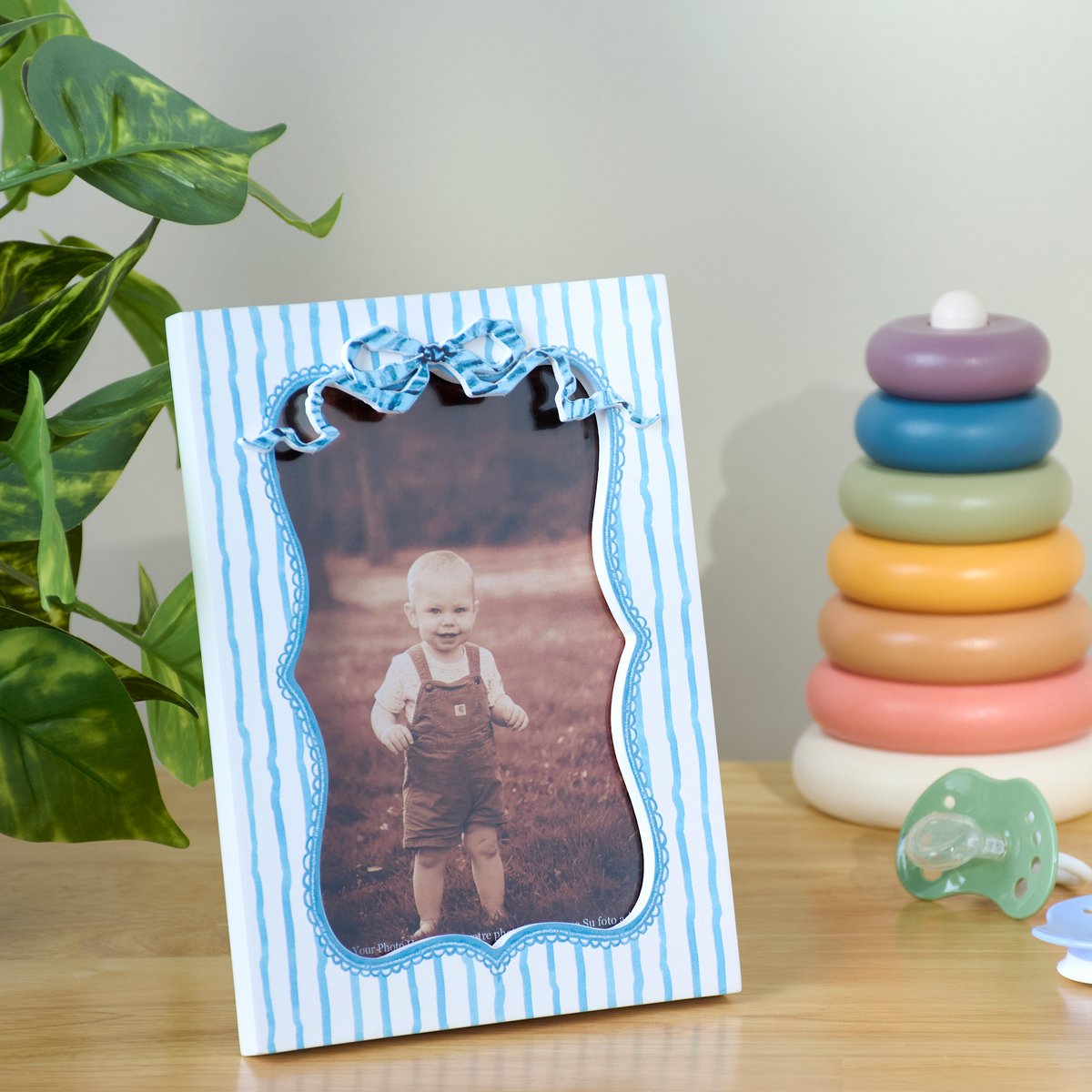 Charming Hand-Painted Blue Stripe Photo Frame with Bow Accent, 4x6 Inch Display