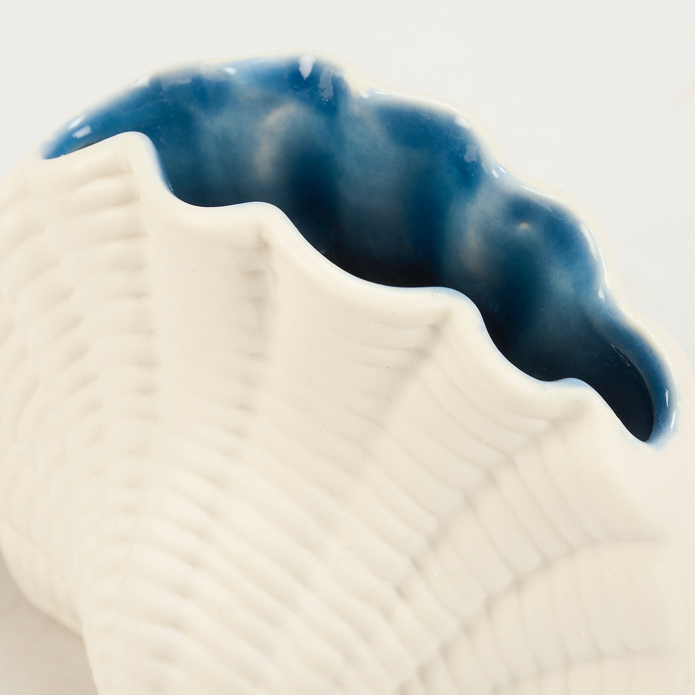 Charming Coastal Seashell Porcelain Vase - Elegant Beach Home Decor Accent