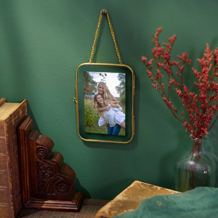 Elegant Floating Gold Metal Glass Photo Frame for 3x5 Inch Pictures