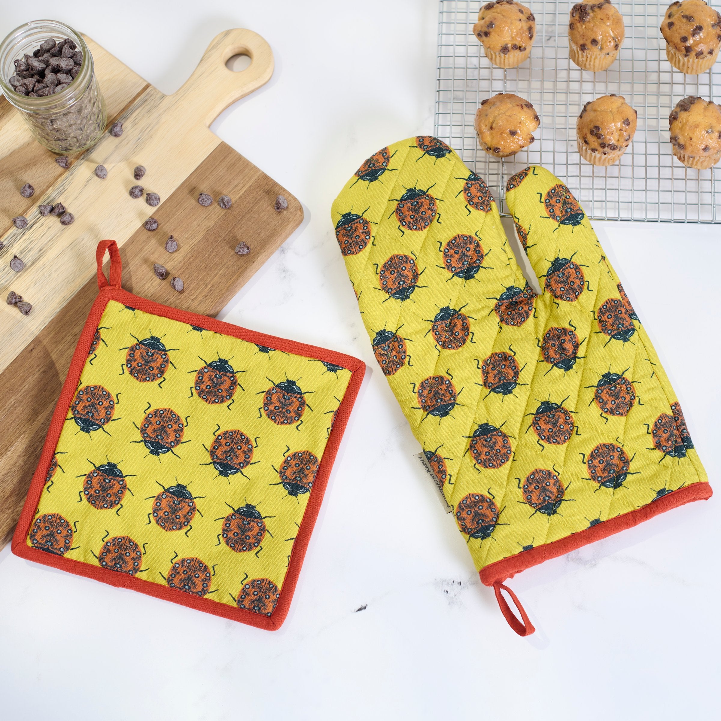 Charming Ladybug Kitchen Set: Double-Sided Oven Mitt & Hot Pad, Easy-Clean Cotton