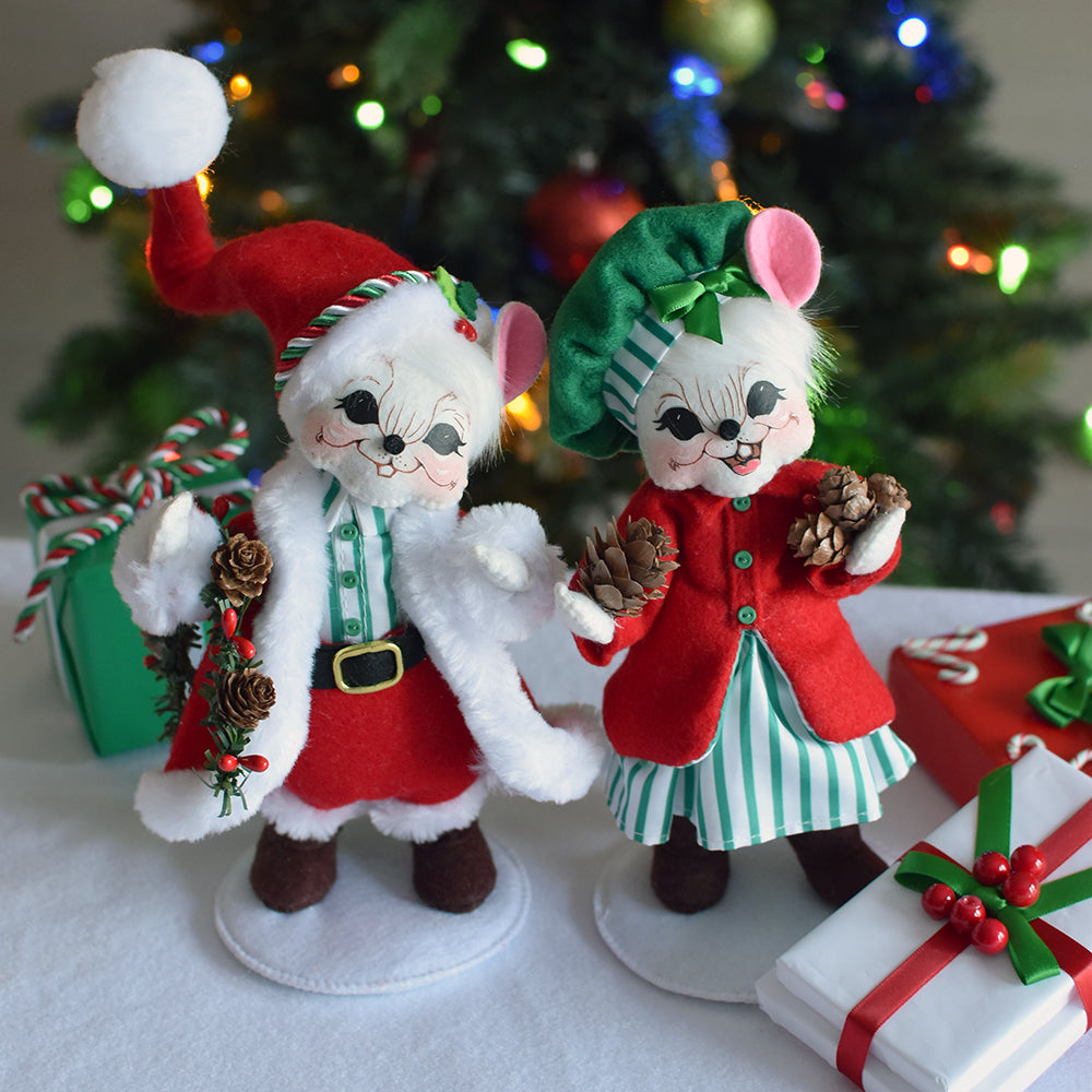 Festive 6-inch Snowy Day Santa Mouse Figurine with Wreath & Holly Accents
