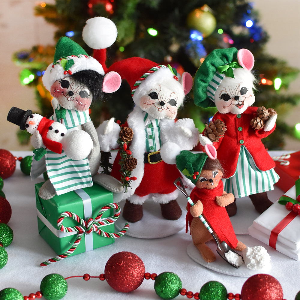 Festive 6-inch Snowy Day Santa Mouse Figurine with Wreath & Holly Accents